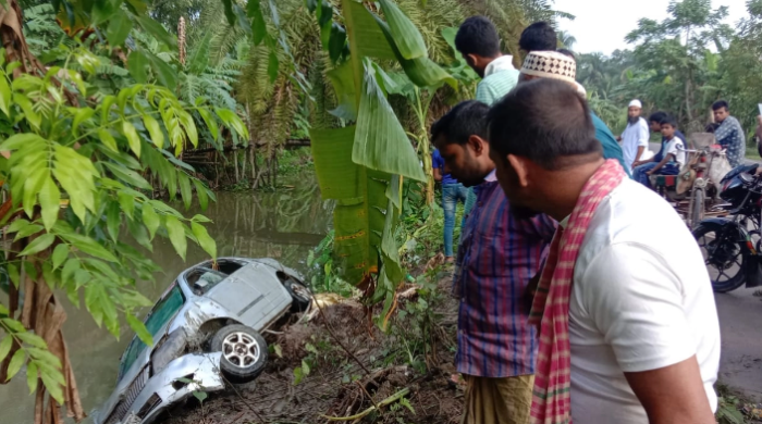 পিরোজপুরে প্রাইভেটকার খালে পড়ে শিশুসহ নিহত ৮