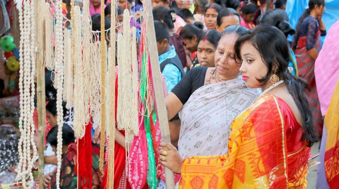 দিনাজপুরের ফুলবাড়ীতে ঐতিহ্যবাহী বউ মেলায় নারীদের অংশগ্রহণ