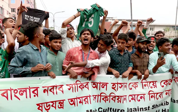 ‘সাকিবিয়ান’ দাবি করে মিরপুর স্টেডিয়ামের সামনে একটি দল সাকিবের পক্ষে দাঁড়িয়েছেন