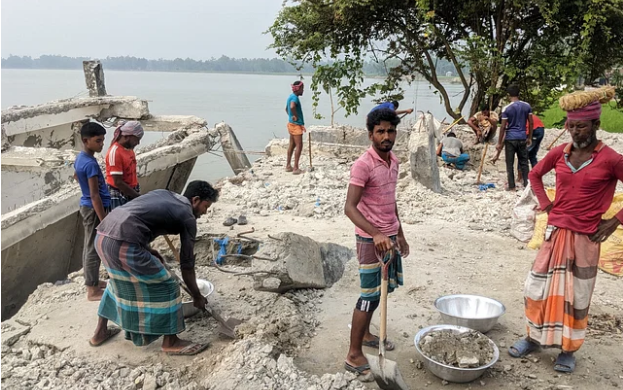 আবদুল হামিদ বন্যা আশ্রয়কেন্দ্রের ইট-রড খুলে বিক্রি করা হচ্ছে। বৃহস্পতিবার দুপুরে কুড়িগ্রামের উলিপুর উপজেলার বেগমগঞ্জ ইউনিয়নের খুদিরকুটি গ্রামে