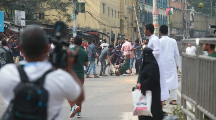 বাঁশের আঘাতে মাটিতে লুটিয়ে পড়েছেন এক সাকিবভক্ত। ছবি : সংগৃহীত