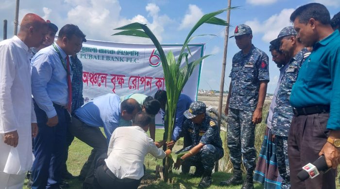 মোংলায় বৃক্ষ রোপন কর্মসুচি পালন করেছে পুবালী ব্যাংক